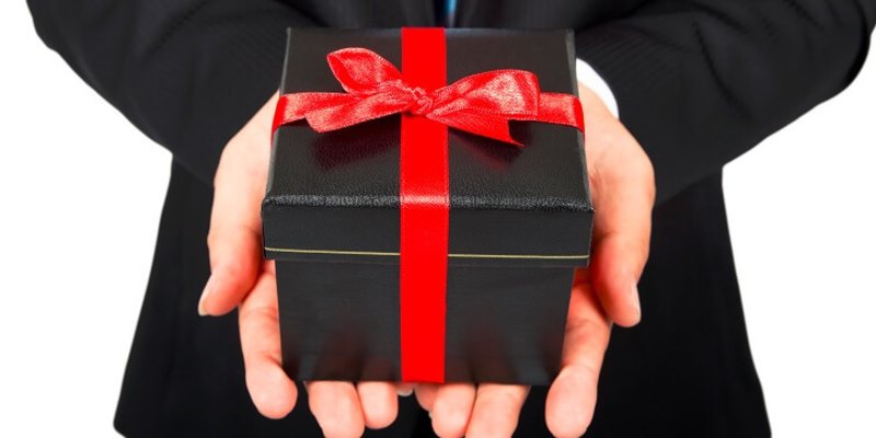 CHỌN  QUÀ TẶNG SẾP NAM VỪA "KHÉO" VỪA Ý NGHĨa