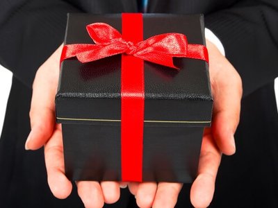 CHỌN QUÀ TẶNG SẾP NAM VỪA "KHÉO" VỪA Ý NGHĨa